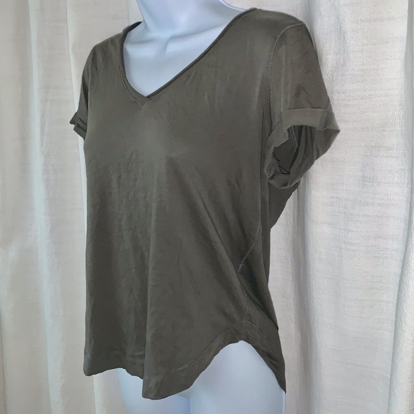 NWOT- Splendid Cuffed V-Neck Tonal Detail Tee!! - Picture 7 of 8